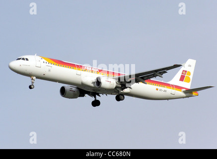 Iberia Airbus A321-200 (Ce-JGS) in atterraggio all'Aeroporto Heathrow di Londra, Inghilterra. Foto Stock