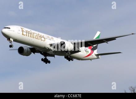 Emirates Boeing 777-300 (A6-EMV) in atterraggio all'Aeroporto Heathrow di Londra, Inghilterra. Foto Stock