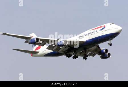 British Airways Boeing 747-400 (G-BNLO) in atterraggio all'Aeroporto Heathrow di Londra, Inghilterra. Foto Stock