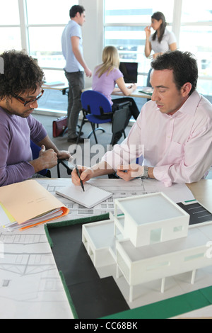 La gente che lavora in un ufficio dell'architetto Foto Stock