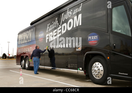 Rick Perry per presidente campagna bus in un parcheggio in Council Bluffs, Iowa prima dell'Iowa caucus campagna Foto Stock