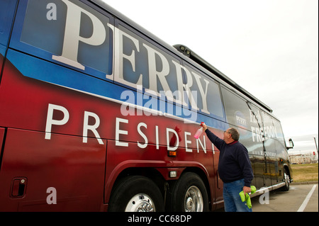 Rick Perry per presidente campagna bus in un parcheggio in Council Bluffs, Iowa prima dell'Iowa caucus campagna Foto Stock