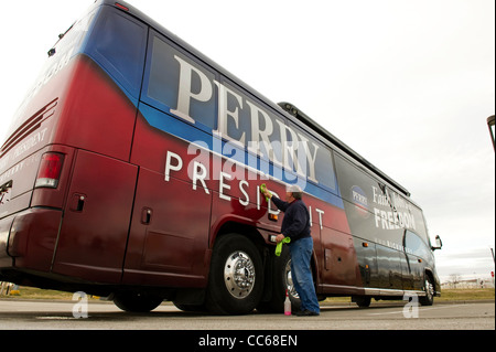 Rick Perry per presidente campagna bus in un parcheggio in Council Bluffs, Iowa prima dell'Iowa caucus campagna Foto Stock