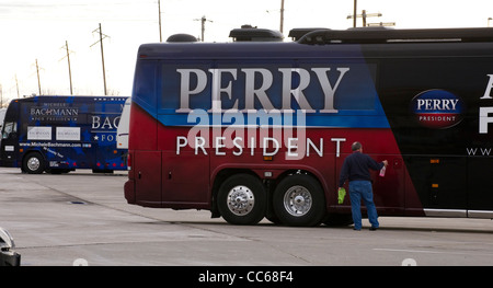 Rick Perry per presidente campagna bus in un parcheggio in Council Bluffs, Iowa prima dell'Iowa caucus campagna Foto Stock