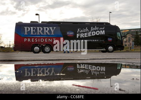 Rick Perry per presidente campagna bus in un parcheggio in Council Bluffs, Iowa prima dell'Iowa caucus campagna Foto Stock