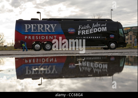 Rick Perry per presidente campagna bus in un parcheggio in Council Bluffs, Iowa prima dell'Iowa caucus campagna Foto Stock