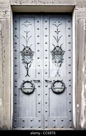 Attrazioni di Varsavia.Un antico del diciannovesimo secolo nel cimitero di Varsavia. La Polonia. Cimitero gate. Foto Stock