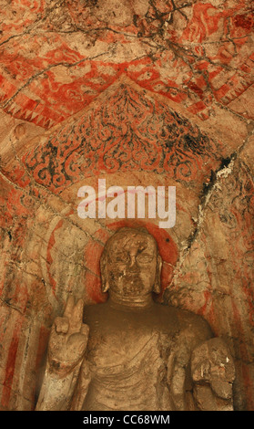Danneggiato statua del Buddha, le Grotte di Longmen, Luoyang, Henan , Cina Foto Stock