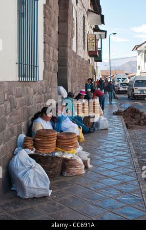 Oro pesa 'Chuta' (padella o pane) venditori ambulanti a Cusco, Perù. Foto Stock