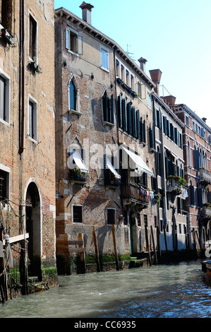 Edifici storici a fianco di un canale nel sestiere Cannaregio district , nella parte nord di Venezia, Italia Foto Stock