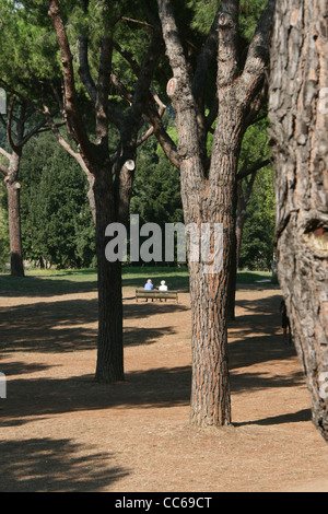 Vecchia coppia seduta sulla panchina nel parco di Villa Pamphili a roma Foto Stock