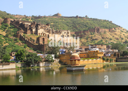 Nawal Sagar lago e palazzo con Bundi fort in background. Il Rajasthan. India Foto Stock