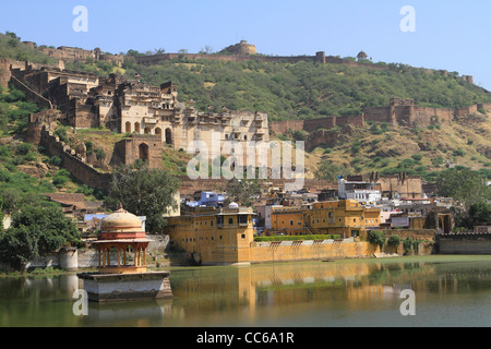 Nawal Sagar lago e palazzo con Bundi fort in background. Il Rajasthan. India Foto Stock