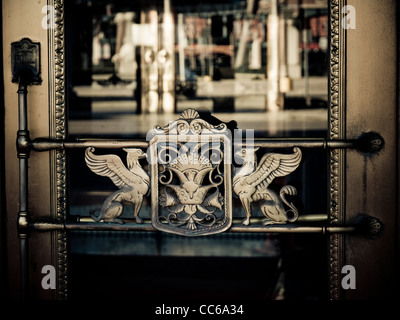 Street riflette nel vetro delle porte ornate che grazia l'entrata per il Fox Theatre di Detroit Michigan. Foto Stock