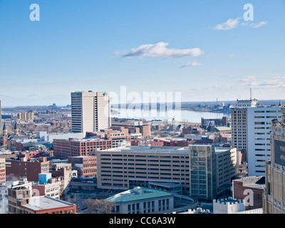 Detroit lo skyline di su una bella giornata con poche nuvole nel cielo. Foto Stock