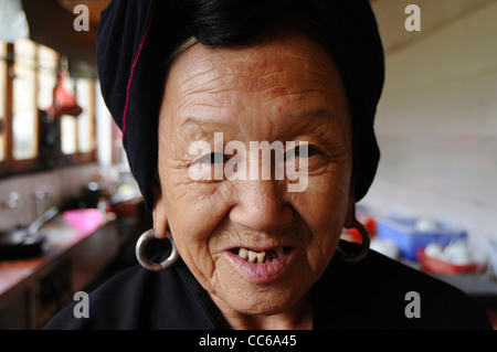 Anziani Red Yao donna, Huangluo Yao villaggio, Longsheng, Guilin, Guangxi , Cina Foto Stock