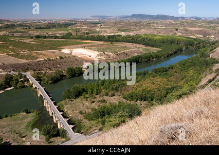 Birdseye View Ponte Medievale Sul Rio (Fiume) Ebro, San Vicente De La Sonsierra, La Rioja Alta, Spagna Foto Stock