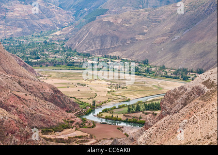 Un torrente scorre attraverso la Valle Sacra, Urubamba, Perù. Foto Stock