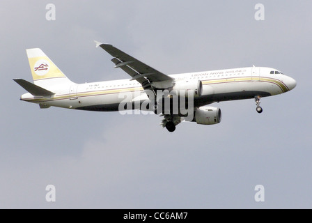 Libyan Arab Airlines Airbus A320-200 (TS-INJ) in atterraggio all'Aeroporto Heathrow di Londra, Inghilterra. Foto Stock