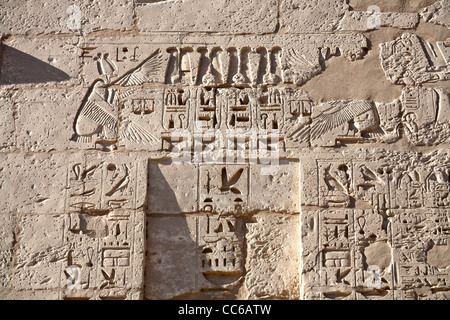 Vista dei rilievi sul primo pilone presso il tempio del faraone Ramesse III, Medinet Habu, West Bank, Luxor, Egitto Foto Stock