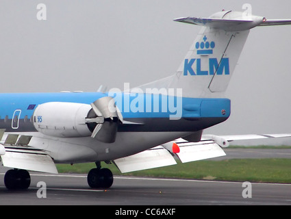 La spinta inversa su un Fokker 70 di KLM per l'Aeroporto Internazionale di Bristol, Bristol, Inghilterra. Foto Stock