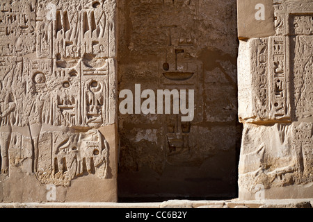 Vista dei rilievi sul primo pilone presso il tempio del faraone Ramesse III, Medinet Habu, West Bank, Luxor, Egitto Foto Stock