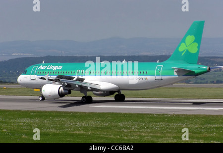 Aer Lingus Airbus A320-200 (registrazione irlandese EI-CVB) taxi all'Aeroporto Internazionale di Bristol, Bristol, Inghilterra. Foto Stock