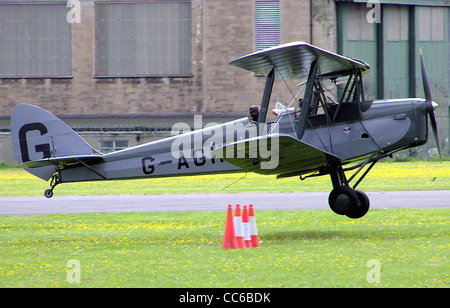 De Havilland DH82a Tiger Moth (UK registrazione G-AGHY, Anno di costruzione 1939) a Kemble Airfield, Gloucestershire, Inghilterra. Foto Stock