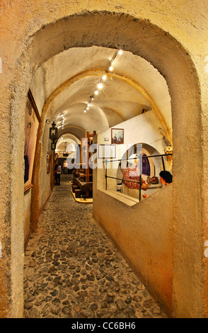 Uno dei tunnel nei sotterranei del museo del vino nel villaggio di Imerovigli, isola di Santorini, Cicladi Grecia Foto Stock