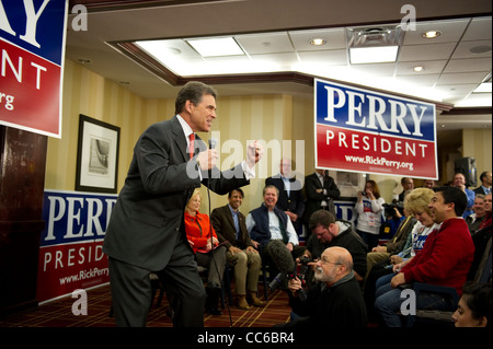 Candidato presidenziale repubblicano Rick Perry fa un appassionato intervento prima della sua Texas sciopero vigore volontari Iowa Caucaso Foto Stock