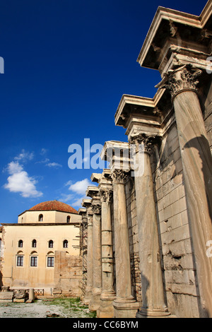 Adriano la biblioteca e in background, Tsistarakis moschea, ora un museo della ceramica. Monastiraki, Atene, Grecia Foto Stock