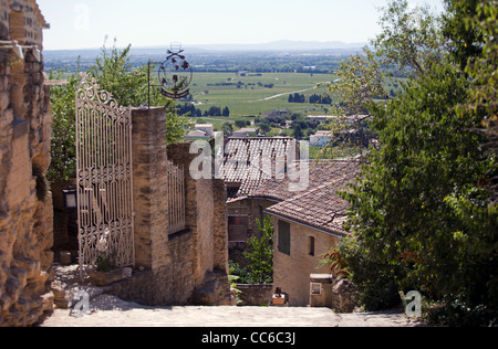 Un ripido passaggio pedonale che conduce a varie case e edifici nella bella Châteauneuf-du-Pape, Francia Foto Stock