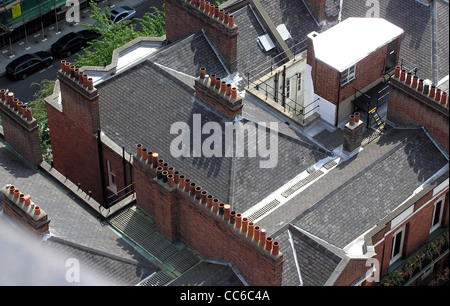 La vista dalla torre della cattedrale cattolica romana di Westminster a Londra offre una vista distintiva delle iconiche pentole di camino della città. Queste caratteristiche architettoniche sono comuni a Londra e fanno parte dello skyline storico della città, riflettendo il suo tradizionale design urbano. Foto Stock