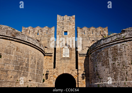 Il gate d' Amboise , una delle principali porte della città medievale di Rodi, Dodecanneso, Grecia Foto Stock