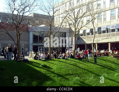 L'area di accoglienza del campus Frenchay della University of the West of England è un ingresso moderno che funge da hub per studenti e visitatori. Si trova a Bristol, in Inghilterra, e offre accesso a vari servizi universitari. Foto Stock