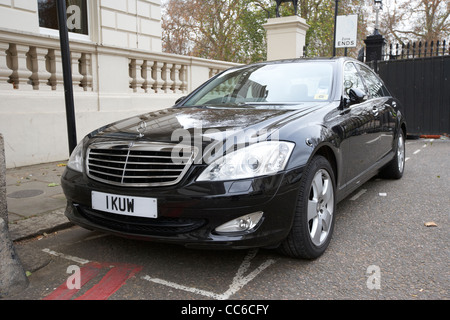 Kuwaitiana ambasciatori ufficiale di macchina parcheggiata fuori l'ambasciata in Knightsbridge Londra Inghilterra Regno Unito Regno Unito Foto Stock