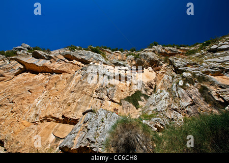 Il santo monastero di Kipina, pendente da una scogliera in Tzoumerka regione montagnosa, Ioannina, Epiro, Grecia Foto Stock