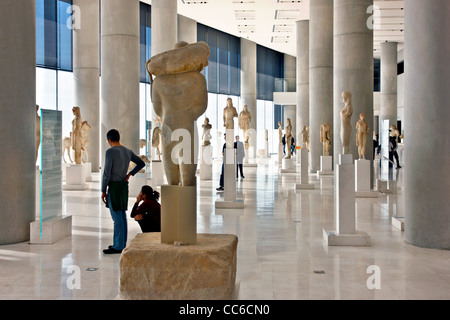 Vista interna del (nuovo) Museo dell'Acropoli. Qui potete vedere l'arcaico galleria al primo piano (livello 1). Atene, Grecia Foto Stock