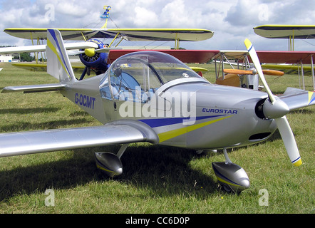 Cosmik EV-97 Eurostar ultraleggero (G-OCMT) in aria Kemble giorno, Kemble, Gloucestershire, Inghilterra. Foto Stock