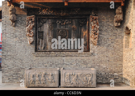 Antica finestra in legno scolpiti con motivi, Xing an Water Street, Guilin, Guangxi , Cina Foto Stock