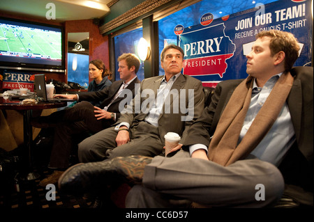 Candidato presidenziale repubblicano Rick Perry (centro) scorre sulla sua campagna bus con figlio Griffin (destra) in Iowa 2012 Caucaso Foto Stock