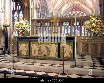 L'altare in una chiesa di Inghilterra chiesa (St. Mary Redcliffe, Bristol, Inghilterra). Foto Stock