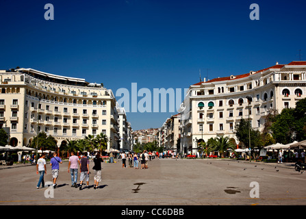 Vista parziale di Piazza Aristotelous, una delle piazze principali di Salonicco con alcuni edifici impressionanti. Macedonia, Grecia Foto Stock
