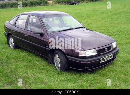 La Vauxhall Cavalier LS del 1994, presentata al Coalpit Heath Car Show vicino Bristol, Inghilterra, è un classico esempio del design automobilistico britannico degli anni '1990. La vettura mette in mostra l'impegno di Vauxhall per lo stile e le prestazioni in quest'epoca. Foto Stock