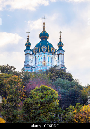 Vista di Sant'Andrea Chiesa, Podil, Ucraina, Kiev con colori autunnali Foto Stock