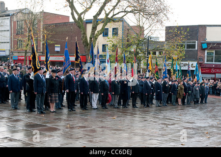 Veterani, rappresentanti civili e gli standard di Ex-Service associazioni presso il 2011 Giorno del Ricordo Parade di Preston, Lancs Foto Stock