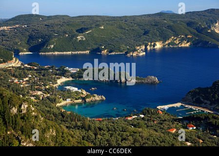 Alcune delle piccole baie di Paleokastritsa, famosa località turistica di Corfù (Corfu) isola, mare Ionio, Grecia Foto Stock