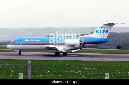 KLM Fokker 70 con la spinta inversa applicata, dopo il touchdown presso l'aeroporto di Bristol, Bristol, Inghilterra. Foto Stock