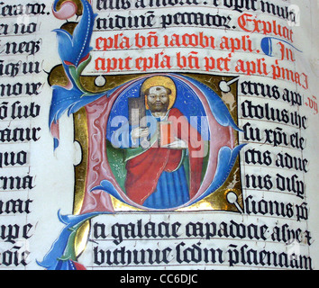Accesa con la lettera P in 1407AD Bibbia latina sul display in Malmesbury Abbey, Foto Stock