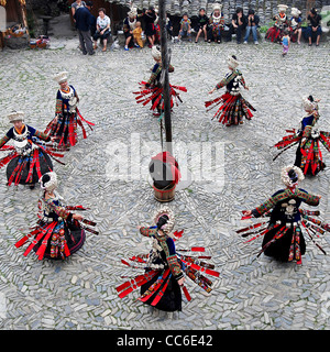 Miao donne di eseguire la tradizionale danza, Nanhua Miao Village, Qiandongnan Miao e Dong prefettura autonoma, Guizhou, Cina Foto Stock